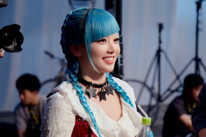 Behind-the-scenes moment from the "Muchu Zenkai. XG" commercial shoot with XG.